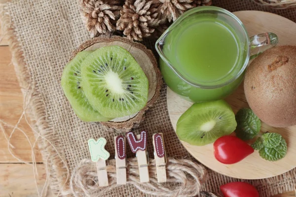 Le jus de kiwi et le kiwi frais sont délicieux . — Photo