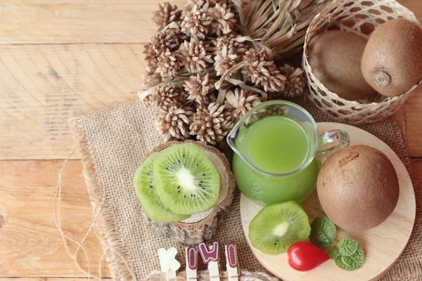 Kivi suyu ve taze kivi lezzetli.