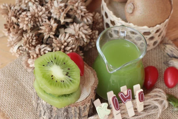 Kivi suyu ve taze kivi lezzetli.