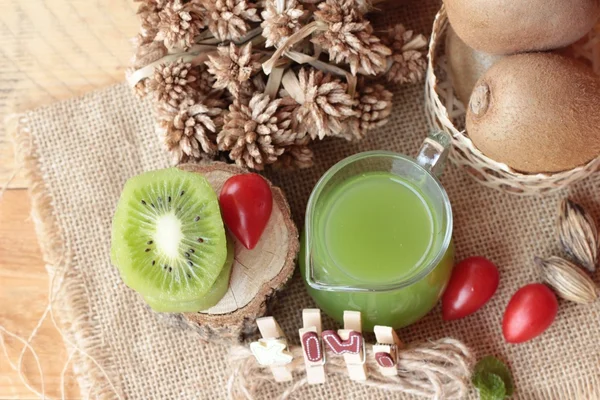 Kivi suyu ve taze kivi lezzetli.