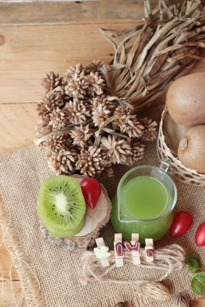 El jugo de Kiwi y el kiwi fresco son deliciosos . —  Fotos de Stock