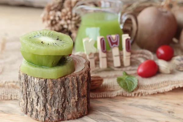 Kiwi juice and fresh kiwi is delicious. — Stock Photo, Image