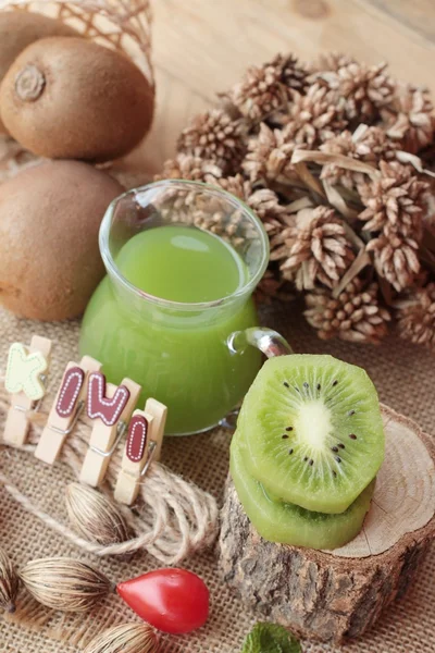 Kiwi juice friss kiwi pedig finom. — Stock Fotó