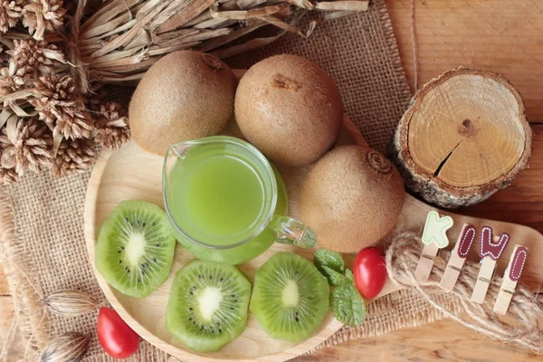 Kivi suyu ve taze kivi lezzetli.