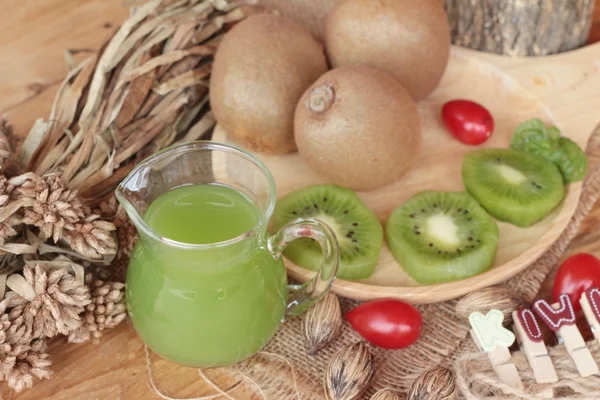 Kiwi juice and fresh kiwi is delicious. — Stock Photo, Image