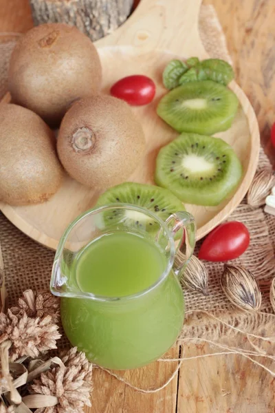 Le jus de kiwi et le kiwi frais sont délicieux . — Photo