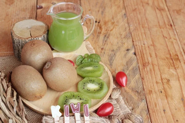 Kiwi juice friss kiwi pedig finom. — Stock Fotó