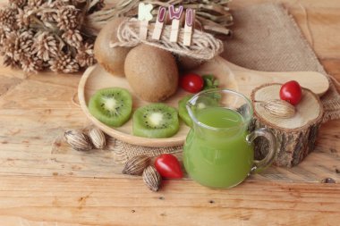 Kivi suyu ve taze kivi lezzetli.