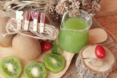 Kivi suyu ve taze kivi lezzetli.