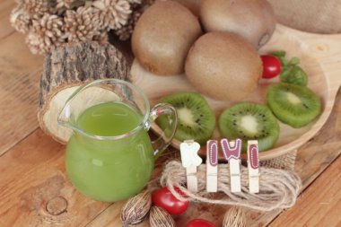 Kivi suyu ve taze kivi lezzetli.