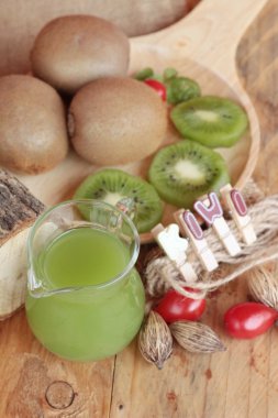 Kivi suyu ve taze kivi lezzetli.