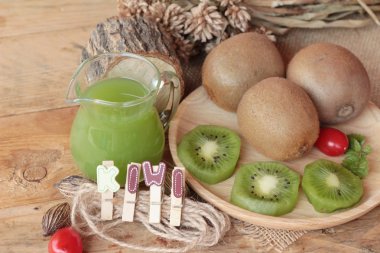 Kivi suyu ve taze kivi lezzetli.