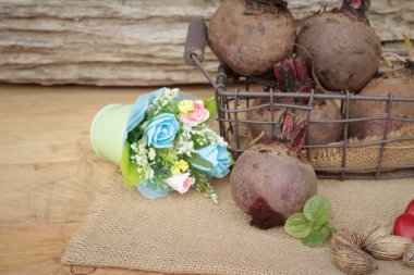 Taze pancar dilimleri tahta arka plan ile.