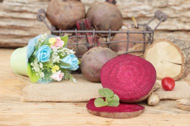 Taze pancar dilimleri tahta arka plan ile.