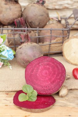 Taze pancar dilimleri tahta arka plan ile.