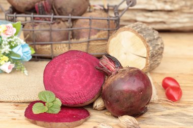 Taze pancar dilimleri tahta arka plan ile.