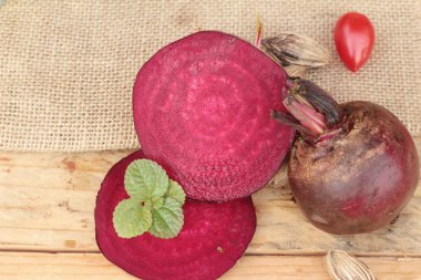 Taze pancar dilimleri tahta arka plan ile.