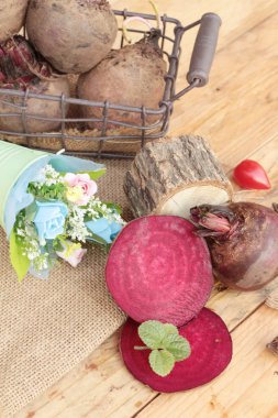 Taze pancar dilimleri tahta arka plan ile.