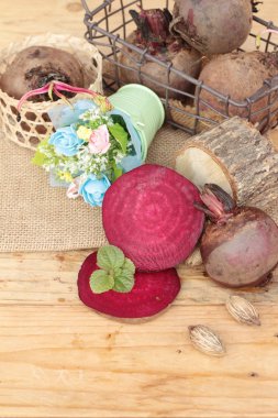 Taze pancar dilimleri tahta arka plan ile.