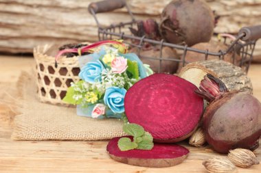 Taze pancar dilimleri tahta arka plan ile.