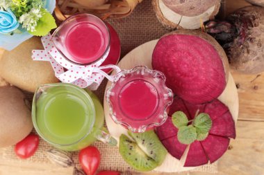 Pancar suyu ve kivi suyu lezzetli