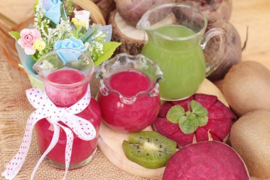 Pancar suyu ve kivi suyu lezzetli