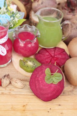 Pancar suyu ve kivi suyu lezzetli