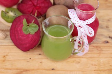 Pancar suyu ve kivi suyu lezzetli