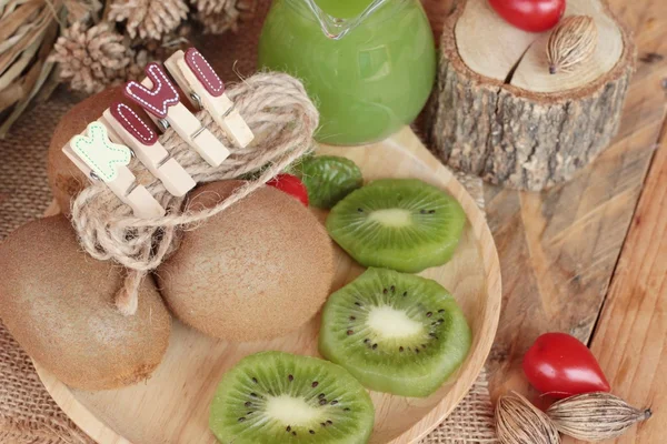 El jugo de Kiwi y el kiwi fresco son deliciosos . — Foto de Stock