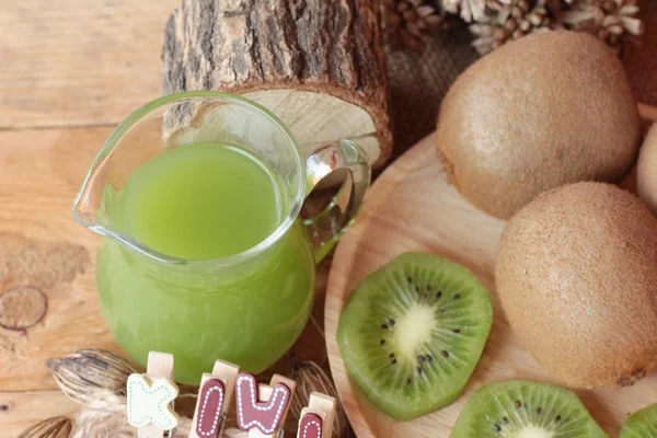 Le jus de kiwi et le kiwi frais sont délicieux . — Photo