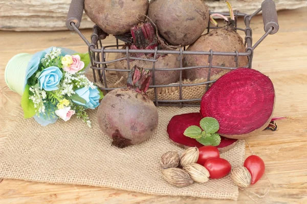 Remolacha fresca con rodajas sobre fondo de madera . — Foto de Stock