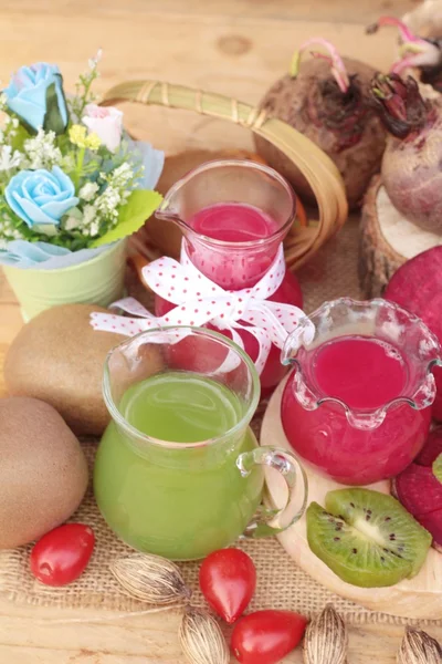 Beetroot juice and kiwi juice is delicious — Stock Photo, Image