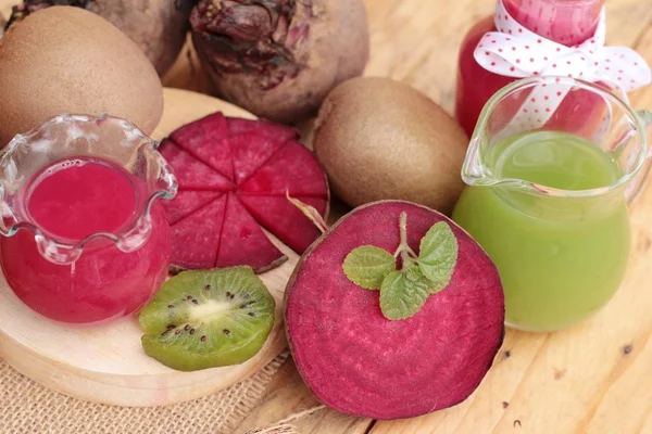 Pancar suyu ve kivi suyu lezzetli