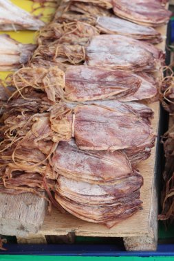 belgili tanımlık çarşı içinde yemek pişirmek için kurutulmuş kalamar.