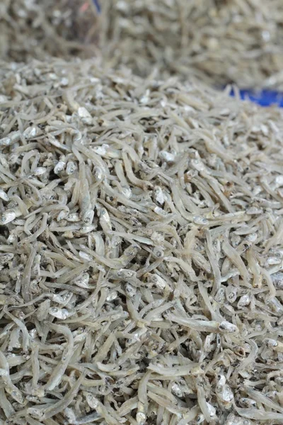 Gedroogde vis voor het koken op de markt. — Stockfoto