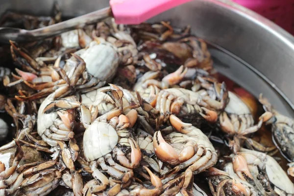 Saltad krabba för matlagning på marknaden. — Stockfoto
