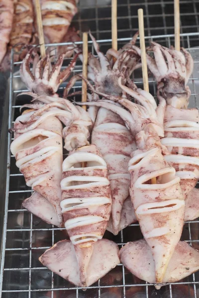 Calamar a la parrilla es delicioso en el mercado . —  Fotos de Stock