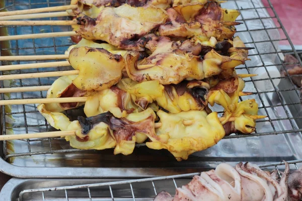 Grilled squid is delicious in the market. — Stock Photo, Image