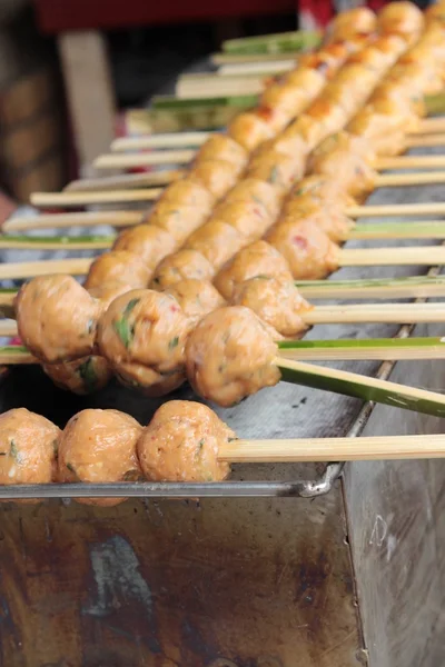 Patty peixe grelhado é delicioso no mercado . — Fotografia de Stock