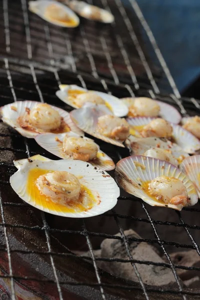 Vieiras a la parrilla mantequilla y queso es delicioso — Foto de Stock