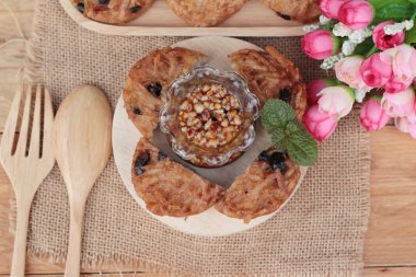 Taro tatlı fasulye, tatlı sos ile.