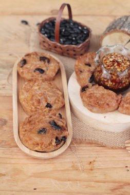 Taro tatlı fasulye, tatlı sos ile.