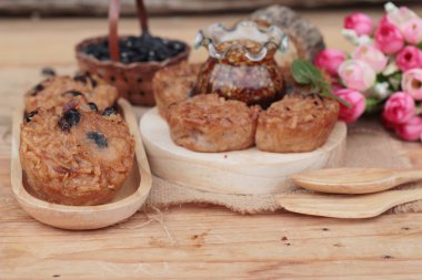 Taro tatlı fasulye, tatlı sos ile.