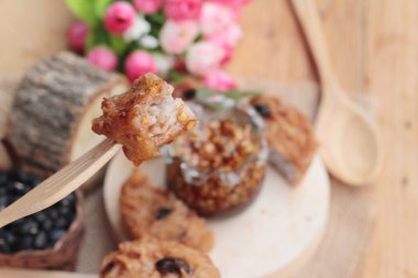 Taro tatlı fasulye, tatlı sos ile.