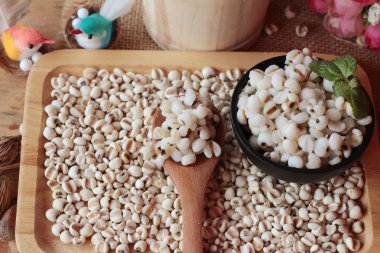 Pişmiş darı tohumları ve kurutulmuş darı tohumları.