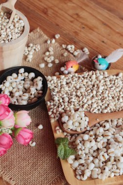 Pişmiş darı tohumları ve kurutulmuş darı tohumları.