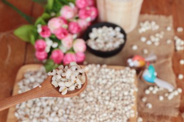 Pişmiş darı tohumları ve kurutulmuş darı tohumları.