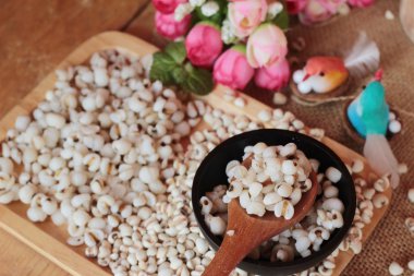 Pişmiş darı tohumları ve kurutulmuş darı tohumları.