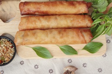 Meze yemek için geleneksel tava böreği