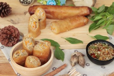 Meze yemek için geleneksel tava böreği